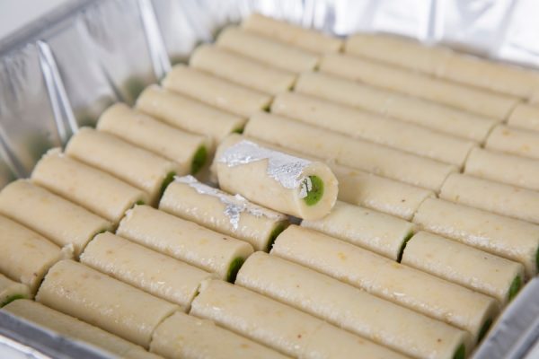 kaju-pista-roll-tray